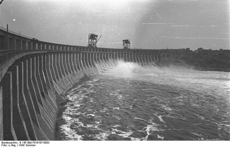 Zapora Dnieprzańskiej Elektrowni Wodnej w 1943 roku (Fot. Bundesarchiv, B 145 Bild-F016197-0003 / CC-BY-SA 3.0)