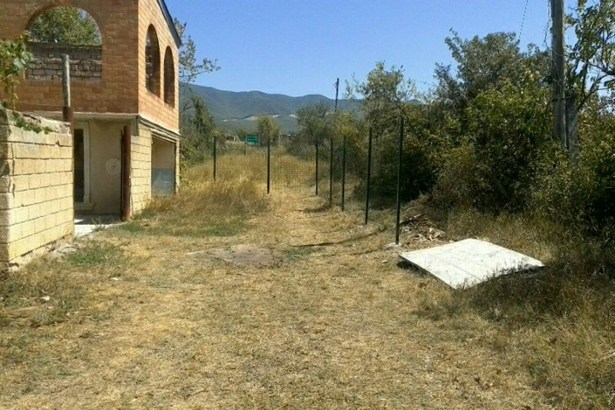 Ogrodzenie postawione w wiosce Gugutiankari. Fot. eumm.eu