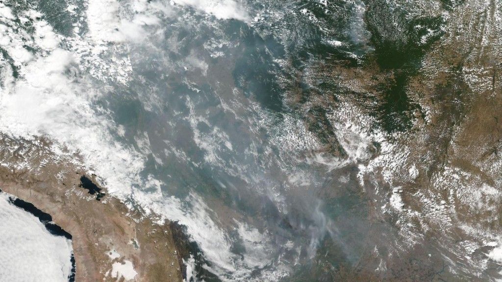 Zdjęcie satelitarne z 20 sierpnia 2019 roku ukazujące rozległy obszar występowania pożaru w Amazonii - wykonane z satelity Suomi NPP. Fot. NASA [nasa.gov]