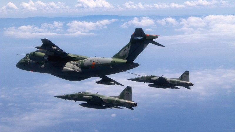 KC-390 podczas testów tankowania w powietrzu / Fot. defense.embraer.com