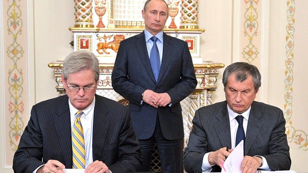 Podpisanie umowy między prezesem ExxonMobil Stephenem Greenlee oraz szefem Rosnieftu Igorem Sieczinem; Fot.: Kremlin.ru