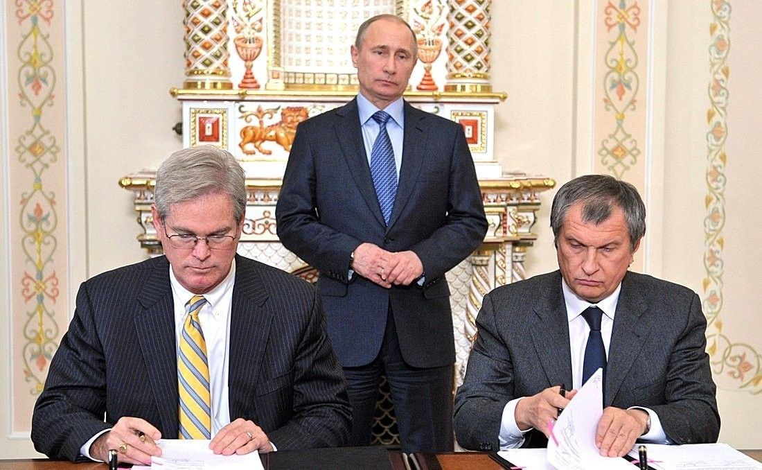Podpisanie umowy między prezesem ExxonMobil Stephenem Greenlee oraz szefem Rosnieftu Igorem Sieczinem; Fot.: Kremlin.ru