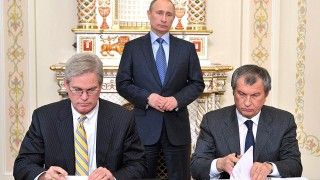 Podpisanie umowy między prezesem ExxonMobil Stephenem Greenlee oraz szefem Rosnieftu Igorem Sieczinem; Fot.: Kremlin.ru