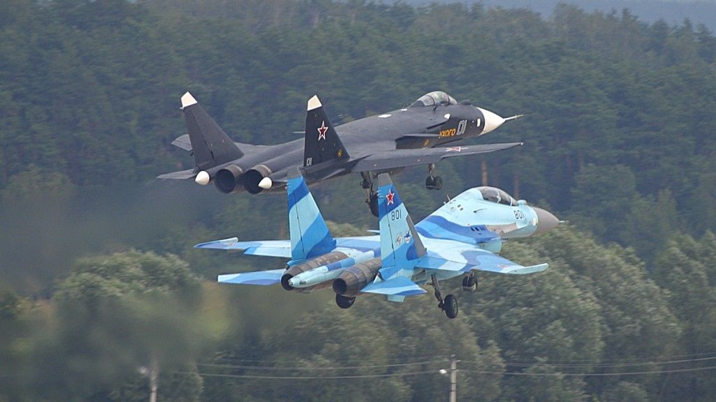 Su-47 Berkut i Su-35UB. Fot. Yevgeny Pashnin/wikipedia.com/CC BY-SA 3.0