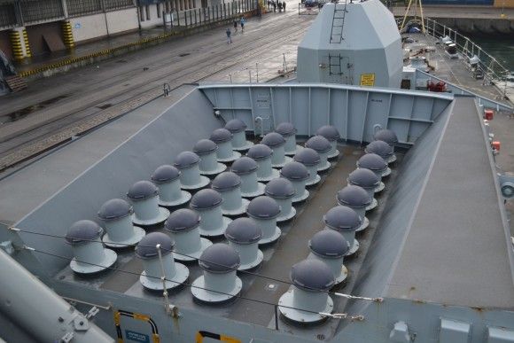 Wyrzutnie systemu przeciwlotniczego Sea Ceptor z rakietami CAMM na fregacie HMS „Westminster” zaadoptowane z wcześniej wykorzystywanego na tym okręcie systemu przeciwlotniczego Sea Wol”. Fot. M.Dura