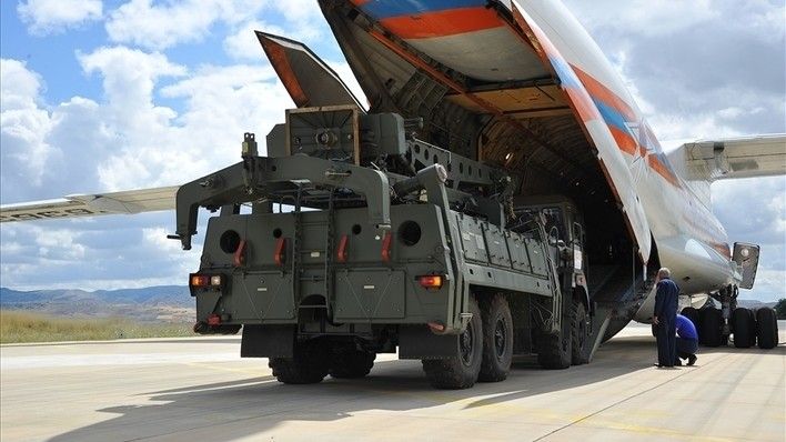Transport elementów zestawu przeciwlotniczego S-400 Triumf drogą lotniczą do Turcji.