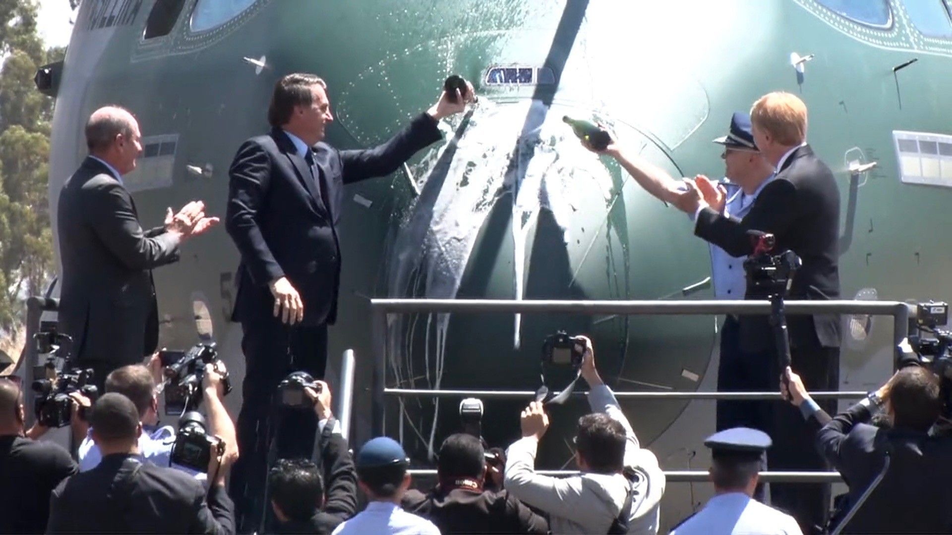 Ceremonia przyjęcia pierwszego KC-390 na stan Força Aérea Brasileira z lewej butelkę rozbija prezydent Brazylii Jair M. Bolsonaro, z prawej  dowódca sił powietrznych Antônio Carlos Moretti Bermudez / Fot.  fab.mil.br