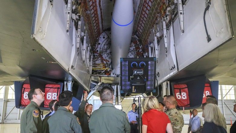 Demonstracja nowych możliwości instalowania uzbrojenia na bombowcu strategicznym B-1. Fot. Richard Gonzales/USAF