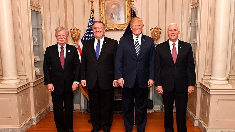Od lewej: John Bolton (były doradca prezydenta ds. bezpieczeństwa narodowego), Mike Pompeo (Sekretarz stanu), Donald Trump (prezydent USA), Mike Pence (wiceprezydent USA) / Fot. State Department photo/ Public Domain