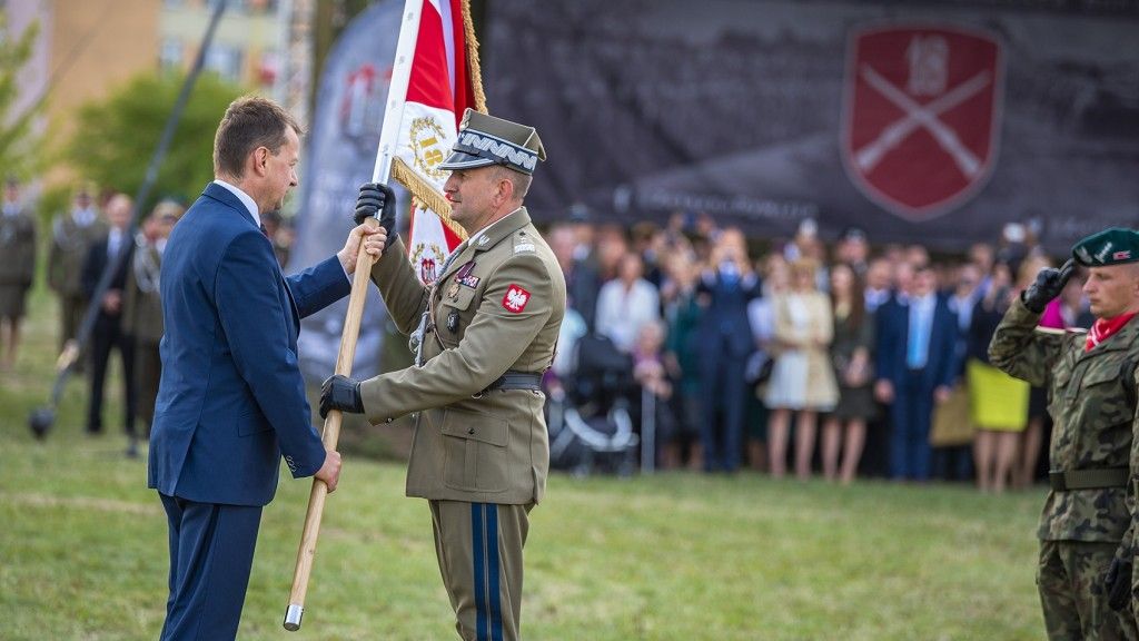 Dowódca 18DZ generał dywizji Jarosław Gromadziński odbiera sztandar z rąk ministra obrony narodowej Mariusza Błaszczaka/Fot. gov.pl/web/obrona-narodowa