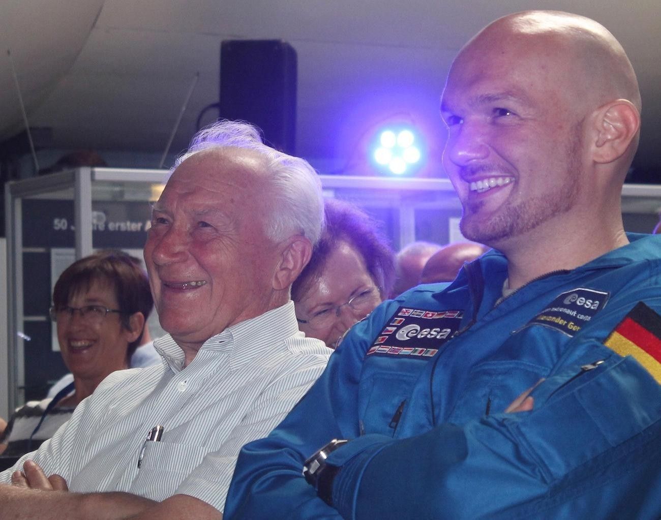 Dwa pokolenia niemieckich astronautów na jednym zdjęciu - z lewej Sigmund Jähn, z prawej natomiast Alexander Gerst, dwukrotny uczestnik misji na ISS z ramienia ESA. Fot. dlr.de