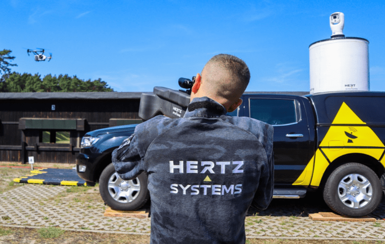 Zestaw mobilny – radar obrotowy zintegrowany z rozpoznaniem wizyjnym. Fot. Hertz Systems.