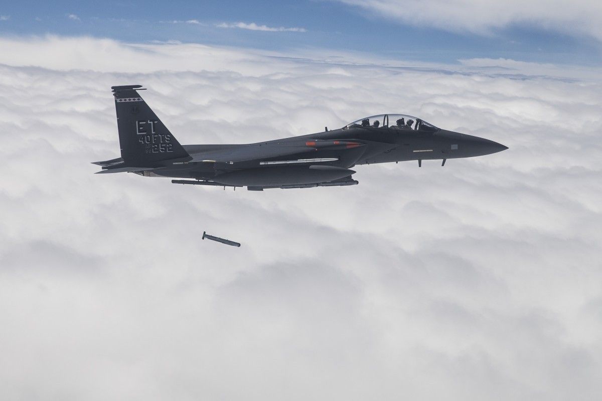 Zrzut GBU-53/B StormBreaker z samolotu F-15E Strike Eagle. Fot. Raytheon.com