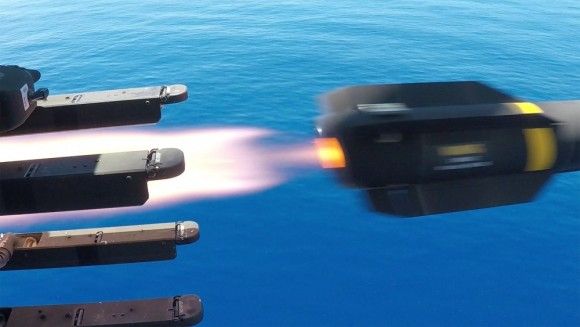 Rakieta AGM-114 Hellfire odpalona w kierunku fregaty ex- USS “Ford” ze śmigłowca MH-60S Sea Hawk w czasie ćiwczeń Pacific Griffin 2019. Photo: US Navy 