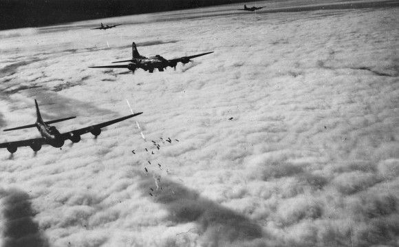 B-17F bombardują Bremę, 13 listopada 1943 / Fot. af.mil