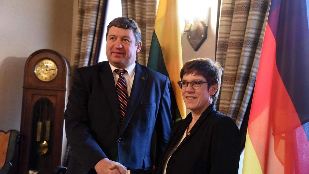 Ministrowie Obrony: Litwy Raimundas Karoblis i Niemiec Annegret Kramp-Karrenbauer. Fot. https://twitter.com/germanynato