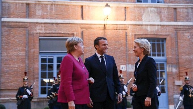 Od lewej kanclerz Niemiec Angela Merkel, prezydent Francji Emmanuel Macron i szefowa Komisji Europejskiej Ursula von der Leyen podczas wizyty w fabryce Airbusa w  Tuluzie / Fot. twitter.com/EmmanuelMacron