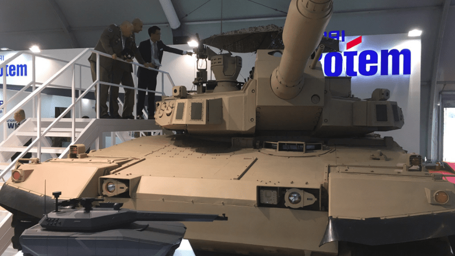 Czołg K2 na targach ADEX 2019, prezentowany szefowi Sztabu Generalnego. Fot. SGWP/Twitter.