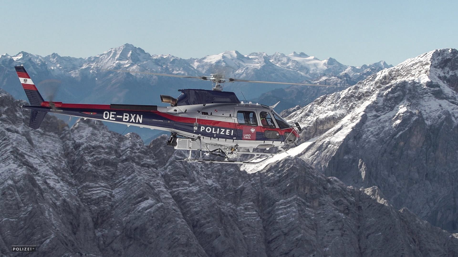 Śmigłowiec podczas lotu w Alpach. Fot. Airbus