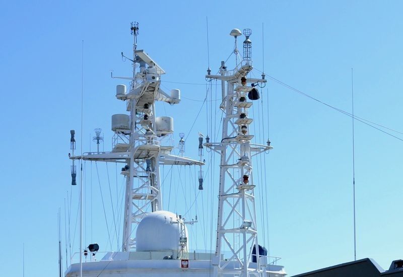 Anteny systemu Breń-R na okręcie rozpoznawczym ORP „Hydrograf”. Fot. M.Dura