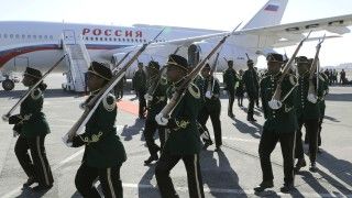 26 lipca 2018 r., Żołnierze południowoafrykańscy witają Władmira Putina, przybyłego na szczyt BRICS W Johannesburgu / Źródło: KREMLIN.RU