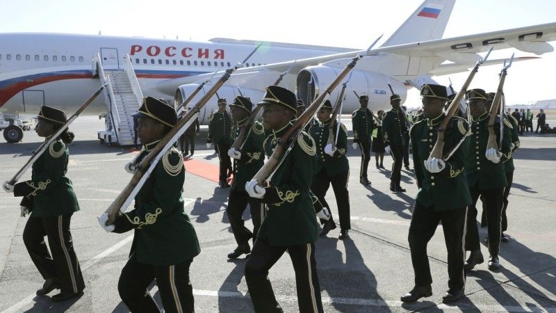 26 lipca 2018 r., Żołnierze południowoafrykańscy witają Władmira Putina, przybyłego na szczyt BRICS W Johannesburgu / Źródło: KREMLIN.RU