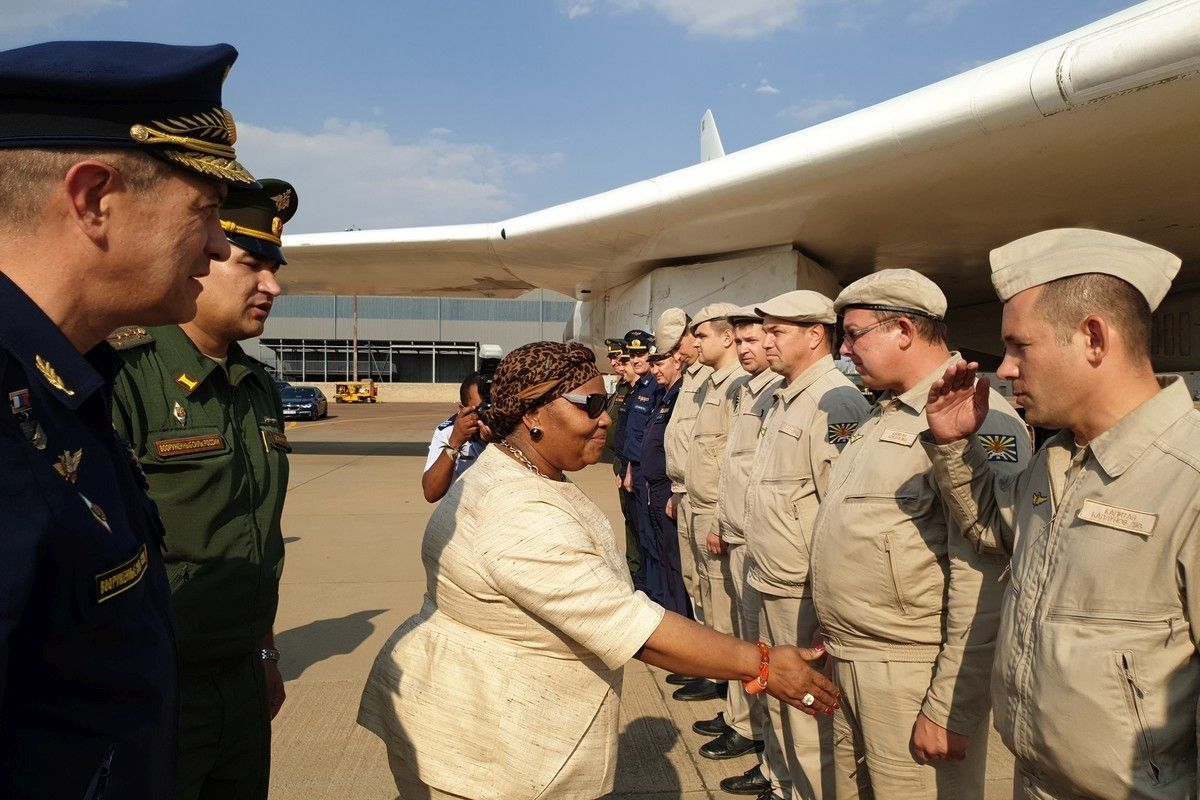 Minister obrony RPA wita załogi rosyjskich bombowców Tu-160 w bazie sił powietrznych Waterkloof. Fot. mil.ru