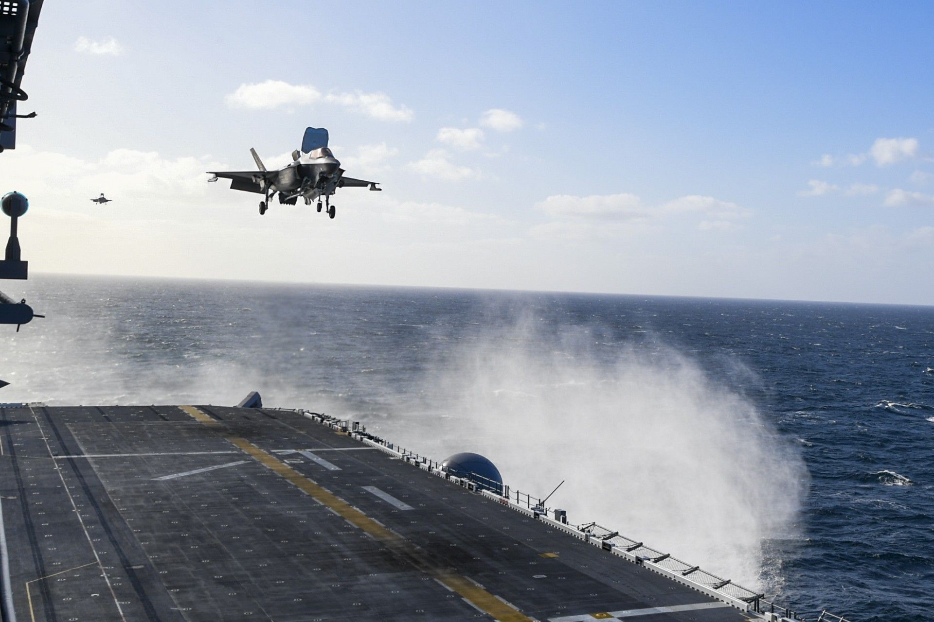 Lądowanie samolotu F-35B na pokładzie śmigłwocowca/lekkiego lotniskowca USS „America” 30 września 2019 r. Fot. V. Hand/US Navy