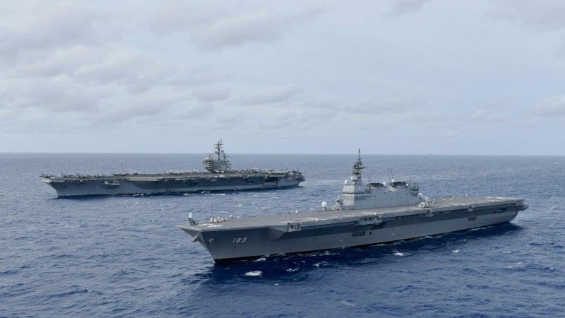 Niszczyciel śmigłowcowy JS „Izumo” w towarzystwie amerykańskiego lotniskowca USS „Ronald Reagan” w czasie manewrów na Pacyfiku 11 czerwca 2019 r. Fot. US Navy