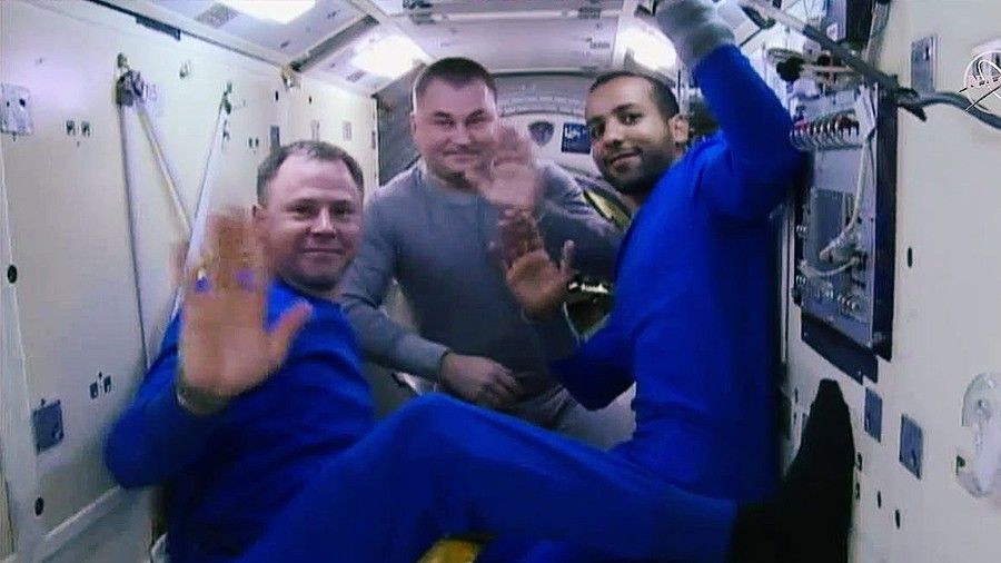 Załoga ISS w składzie Nick Hague (USA), Aleksiej Owczynin i wizytujący obywatel ZEA, Hazzaa Al Mansuri. Fot. NASA [blogs.nasa.gov]