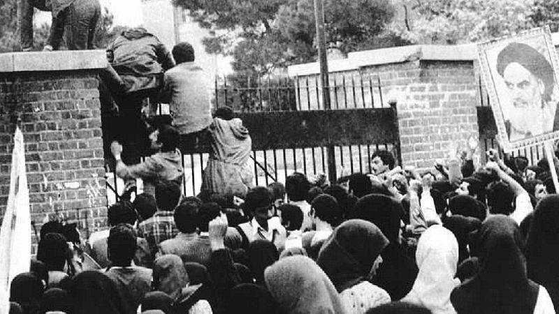 Irańscy studenci wchodzą na teren amabasady USA w Teheranie / Fot. Wikipedia /Public/ revolution.shirazu.ac.ir