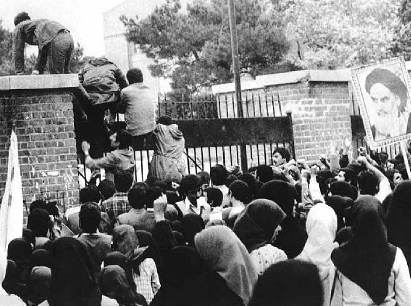Irańscy studenci wchodzą na teren amabasady USA w Teheranie / Fot. Wikipedia /Public/ revolution.shirazu.ac.ir