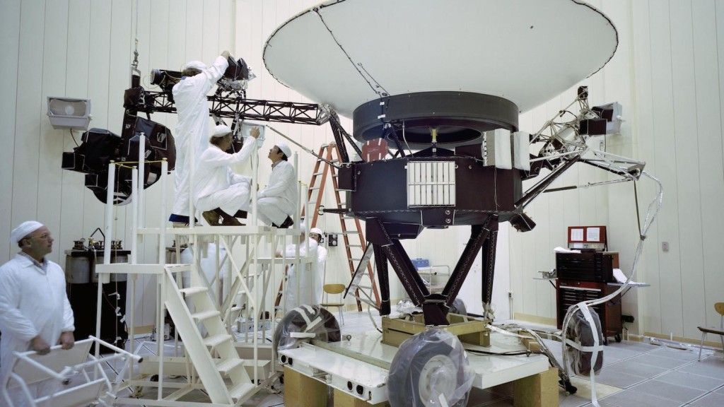 Prace przy budowie sondy Voyager 2 - marzec 1977 roku. Fot. NASA JPL/Caltech [voyager.jpl.nasa.gov]