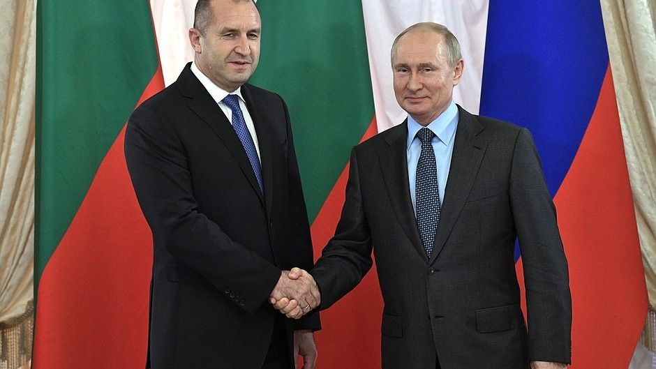 Prezydenci: Bułgarii - Roman Radew (z lewej) i Federacji Rosyjskiej Władimir Putin / Fot. kremlin.ru