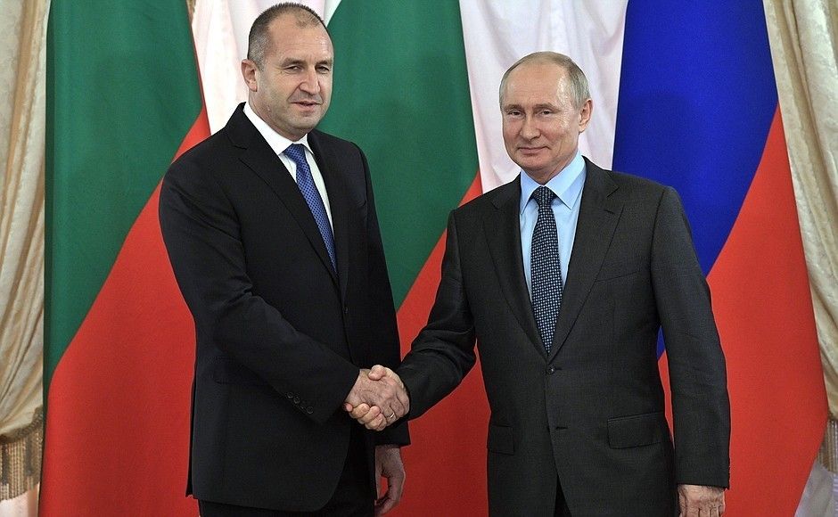 Prezydenci: Bułgarii - Roman Radew (z lewej) i Federacji Rosyjskiej Władimir Putin / Fot. kremlin.ru