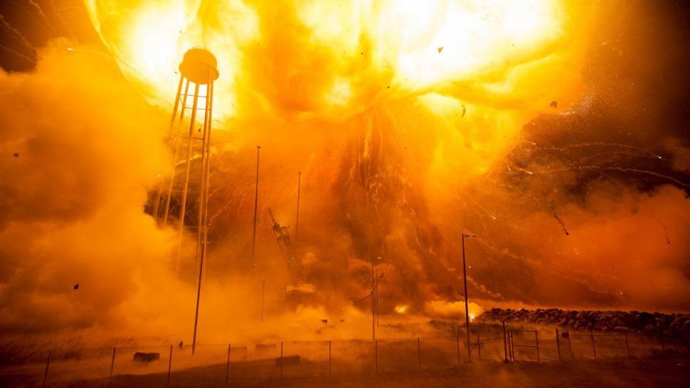Eksplozja rakiety Antares z ładunkiem sprzętu dla Międzynarodowej Stacji Kosmicznej ISS, 2014 rok - zniszczenia na stanowisku startowym wyceniono na 20 mln USD. Fot. NASA/Joel Kowsky