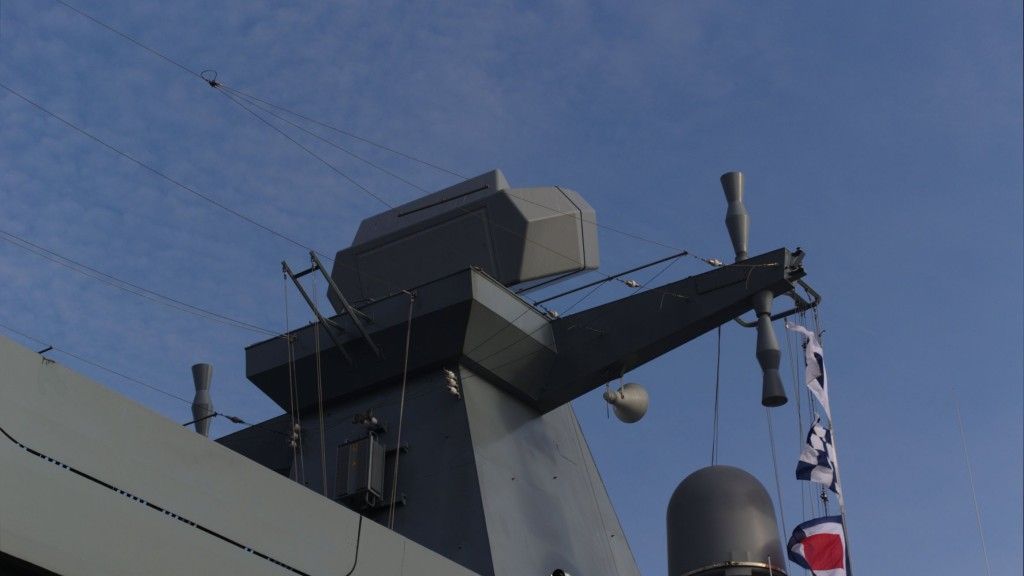 Antena interrogatora systemu IFF Mark XIIA zamontowane nad anteną radaru SMART-S Mk2 na okręcie patrolowym „Ślązak” wskazuje, że nie jest to polskie urządzenie. Fot. M.Dura