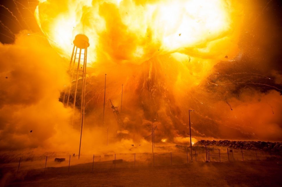 Eksplozja rakiety Antares z ładunkiem sprzętu dla Międzynarodowej Stacji Kosmicznej ISS, 2014 rok - zniszczenia na stanowisku startowym wyceniono na 20 mln USD. Fot. NASA/Joel Kowsky