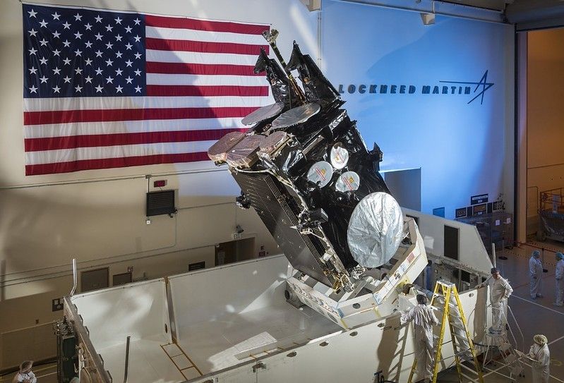 Satelita systemu Advanced Extremely High Frequency w trakcie przygotowań. Fot. Lockheed Martin [lockheedmartin.com]