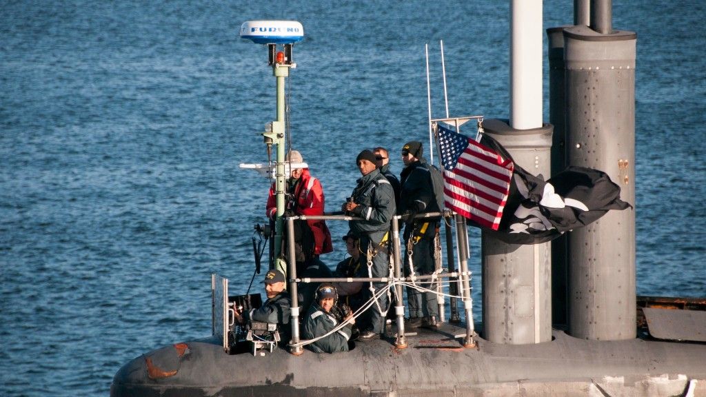 Flaga Jolly Roger wywieszona na kiosku w czasie powrotu okrętu podwodnego USS „Jimmy Carter” do swojej macierzystej bazy Kitsap-Bangor 11 września 2017 r. Fot. M. Smith/U.S. Navy
