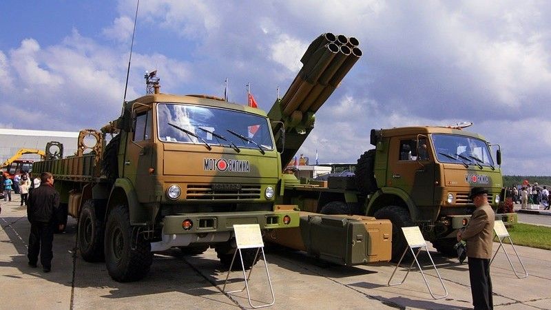 Pojazd amunicyjny i wyrzutnia Tornado-S. Fot. Nucl0id/CC BY-SA 3.0