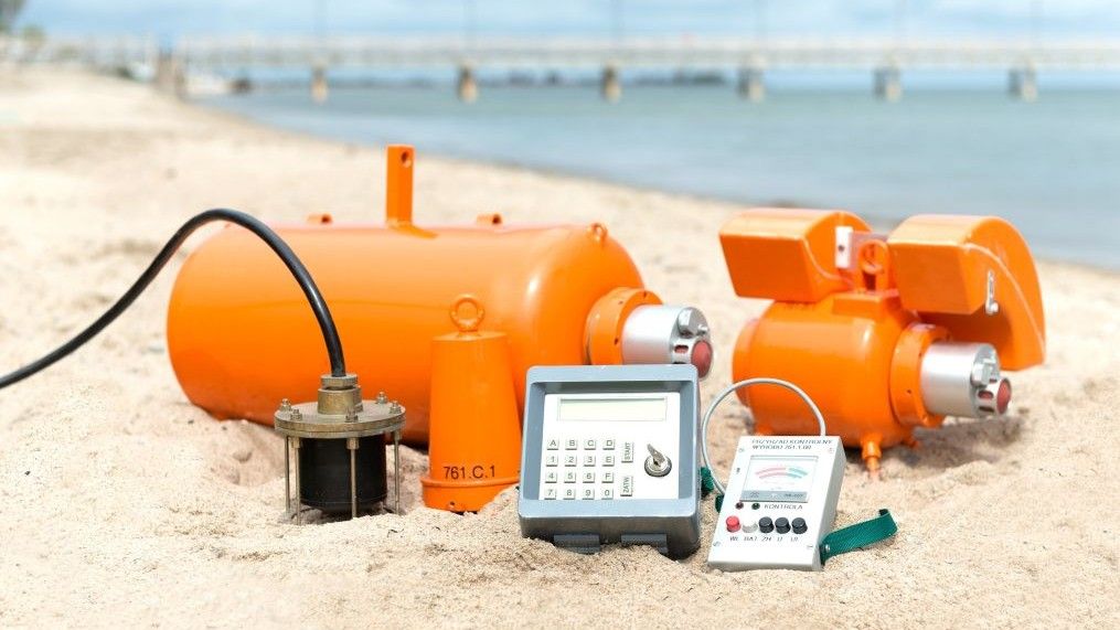 Kompletny system „Toczek” z trzema rodzajami ładunków wybuchowych (w obudowie w kolorze pomarańczowym) oraz nadajnikiem kodowanych sygnałów hydroakustycznych do wyzwalania ładunków. Fot. OBR CTM S.A.