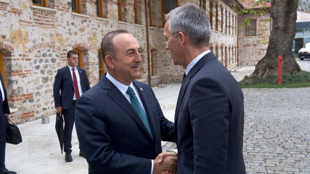 Minister spraw zagranicznych Turcji Mevlut Cavusoglu i sekretarz generalny NATO Jens Stoltenberg. Fot. NATO