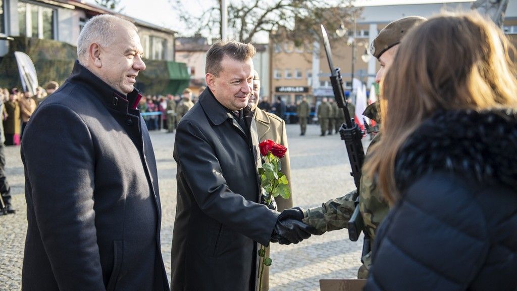 Wicepremier Jacek Sasin i minister obrony Mariusz Błaszczak podczas przysięgi 2LBOT / Fot. MON