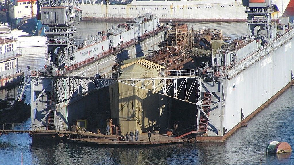 Okręt podwodny „B-360” na pływającym doku PD-16 w Sewastopolu przed wypadkiem. Fot. Pavlo1/Wikipedia
