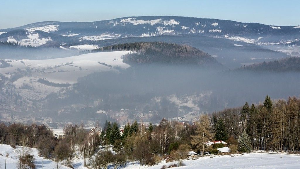 Fot.: smog nad Nową Rudą / wikimedia.commons.org
