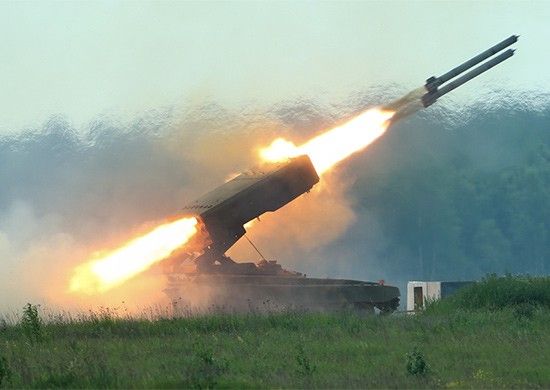 Rosyjska samobieżna, wielolufowa wyrzutnia pocisków rakietowych (ciężki miotacz ognia) TOS-1A „Sołnciepiek”. Fot. mil.ru