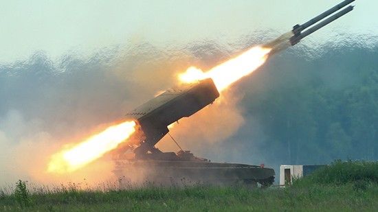 Rosyjska samobieżna, wielolufowa wyrzutnia pocisków rakietowych (ciężki miotacz ognia) TOS-1A „Sołnciepiek”. Fot. mil.ru