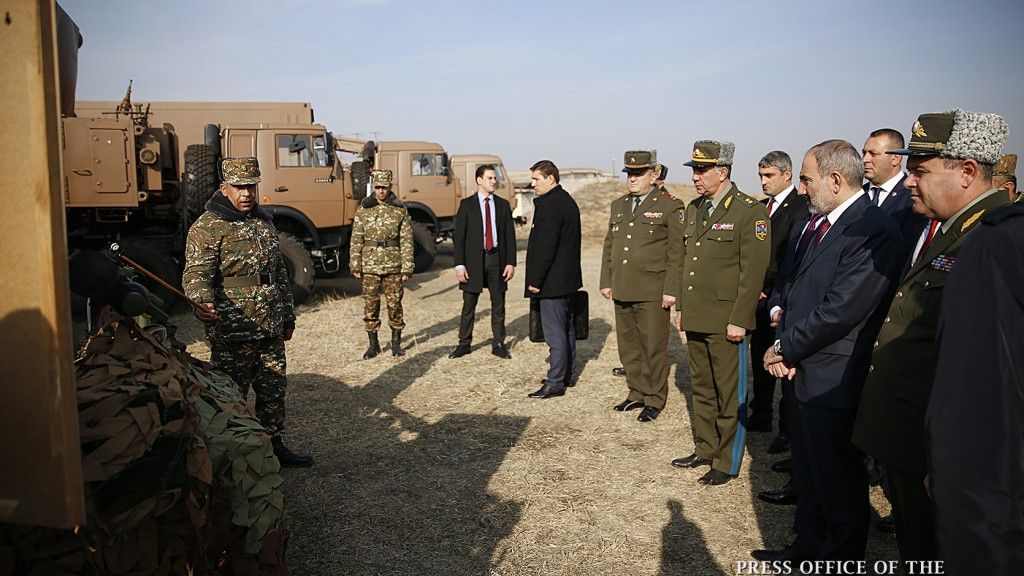 Premier Armenii Nikol Paszinian przy nowych systemach TOR-M2KM. Fot. gov.am