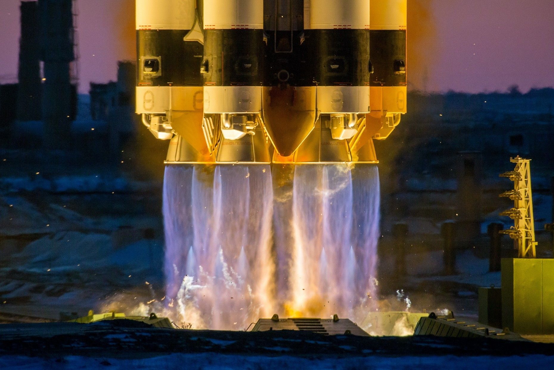 Zbliżenie na silniki RD-275M napędzające stopień główny rakiety Proton-M. Fot. Roskosmos via Facebook